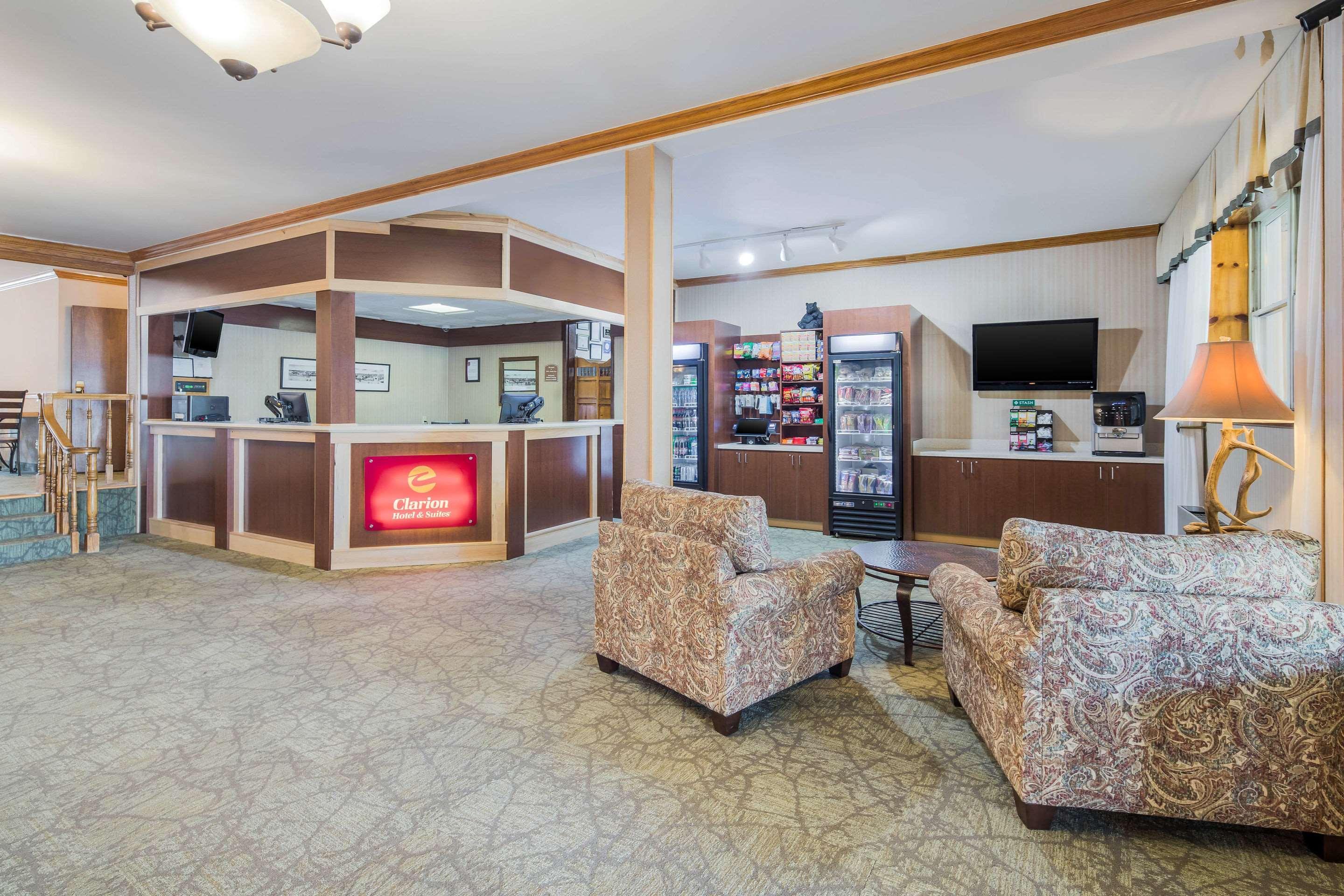 Clarion Hotel & Suites Fairbanks Near Ft Wainwright Bagian luar foto