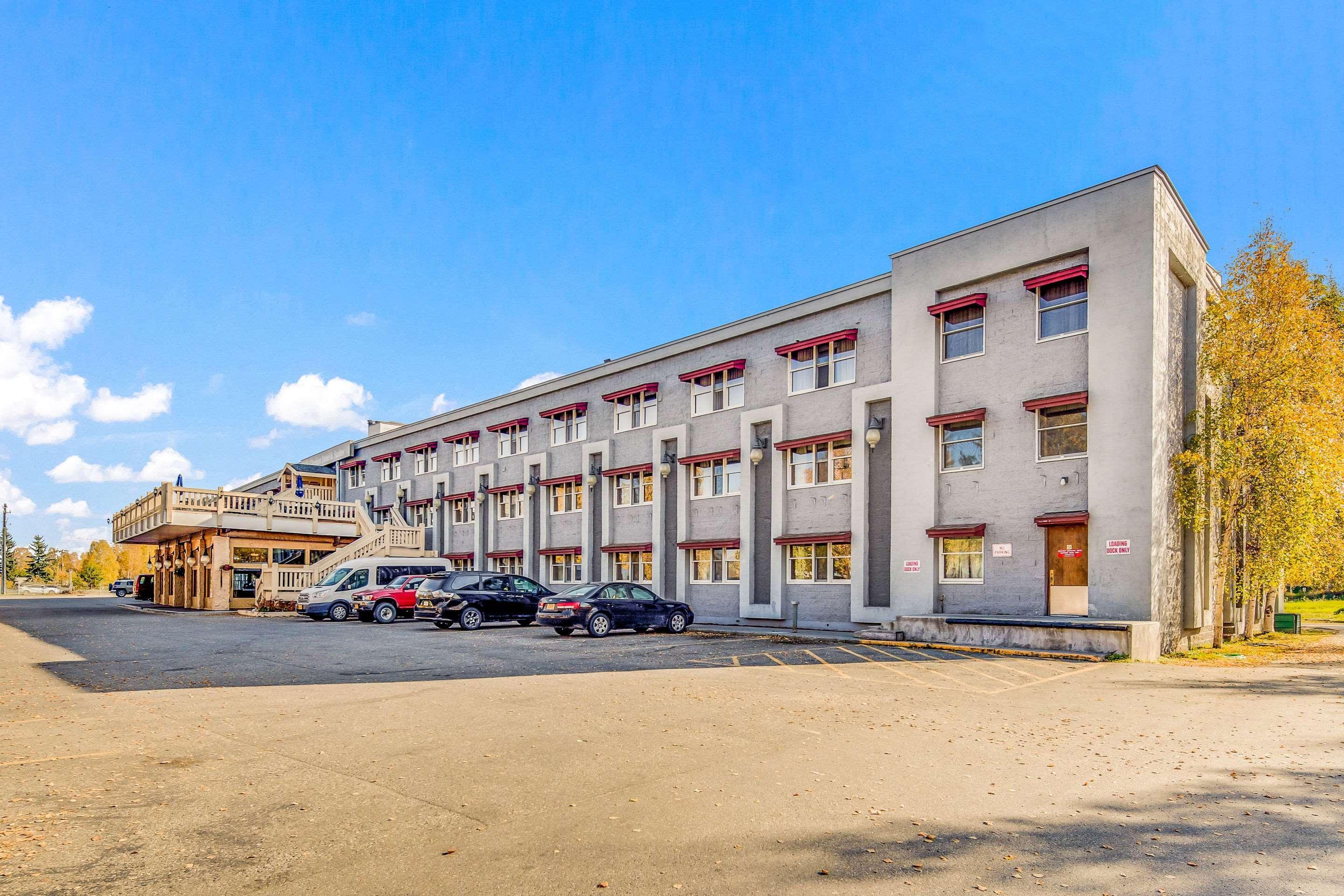 Clarion Hotel & Suites Fairbanks Near Ft Wainwright Bagian luar foto