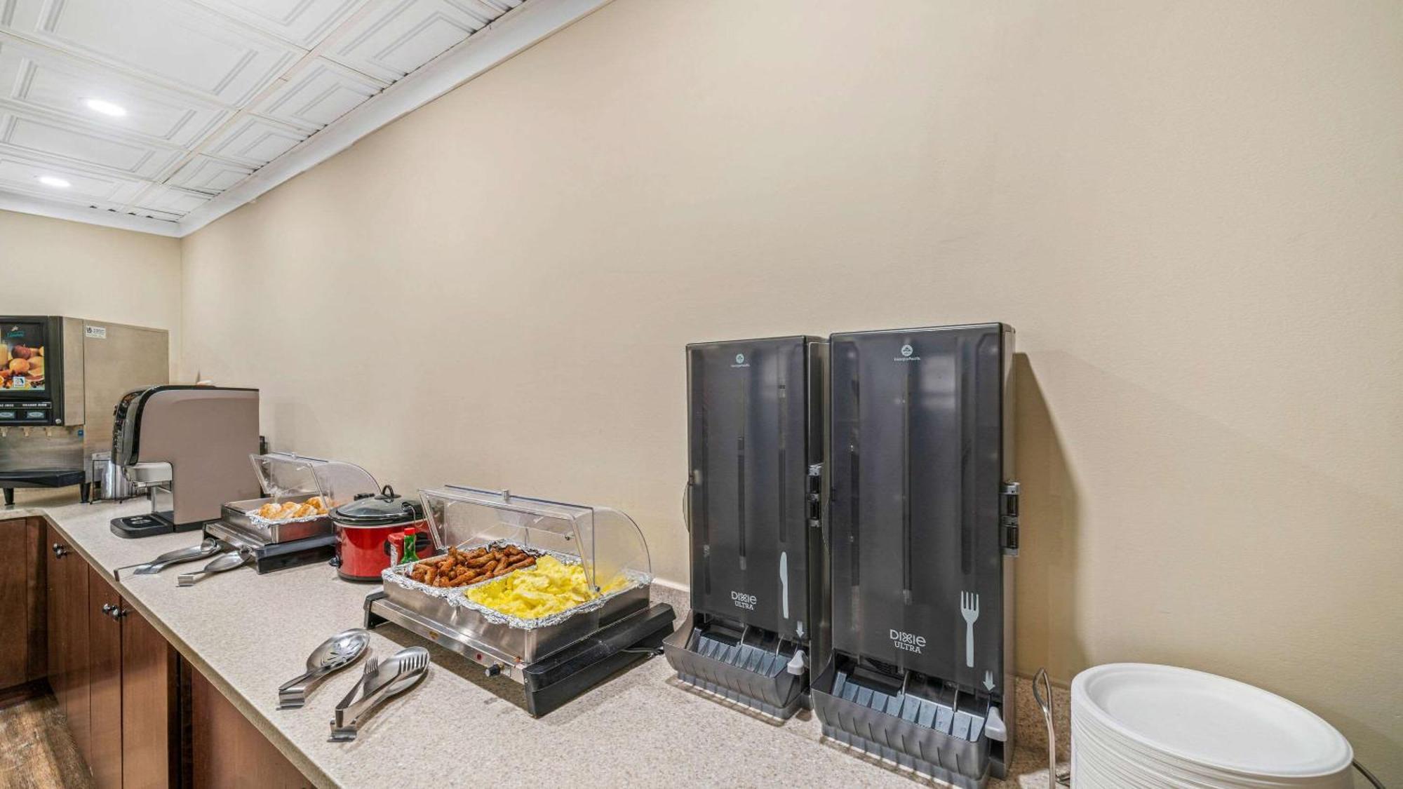 Clarion Hotel & Suites Fairbanks Near Ft Wainwright Bagian luar foto