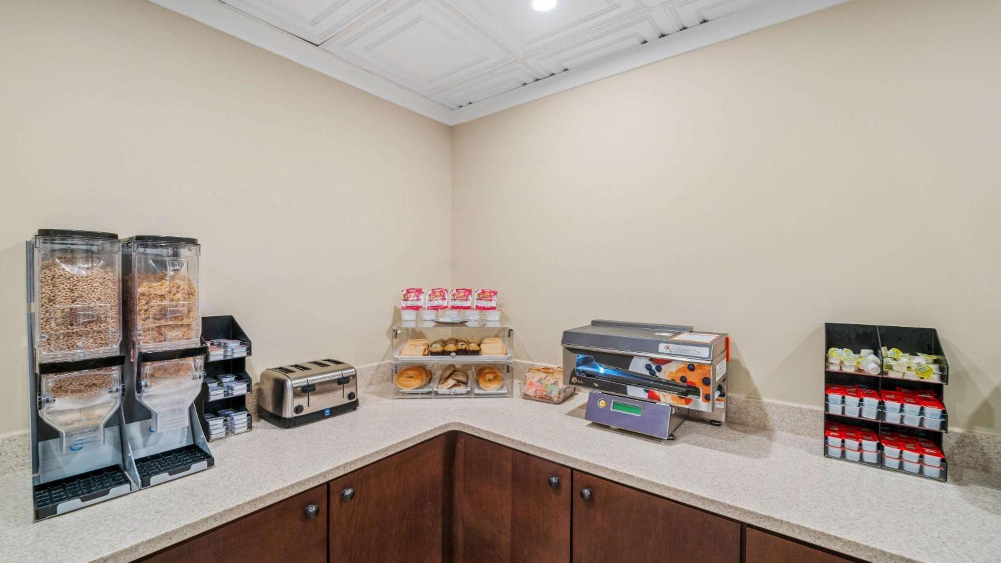 Clarion Hotel & Suites Fairbanks Near Ft Wainwright Bagian luar foto