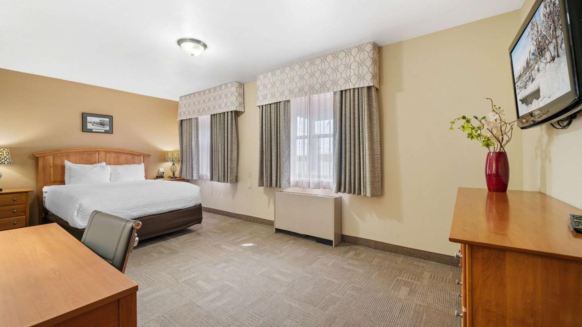 Clarion Hotel & Suites Fairbanks Near Ft Wainwright Bagian luar foto