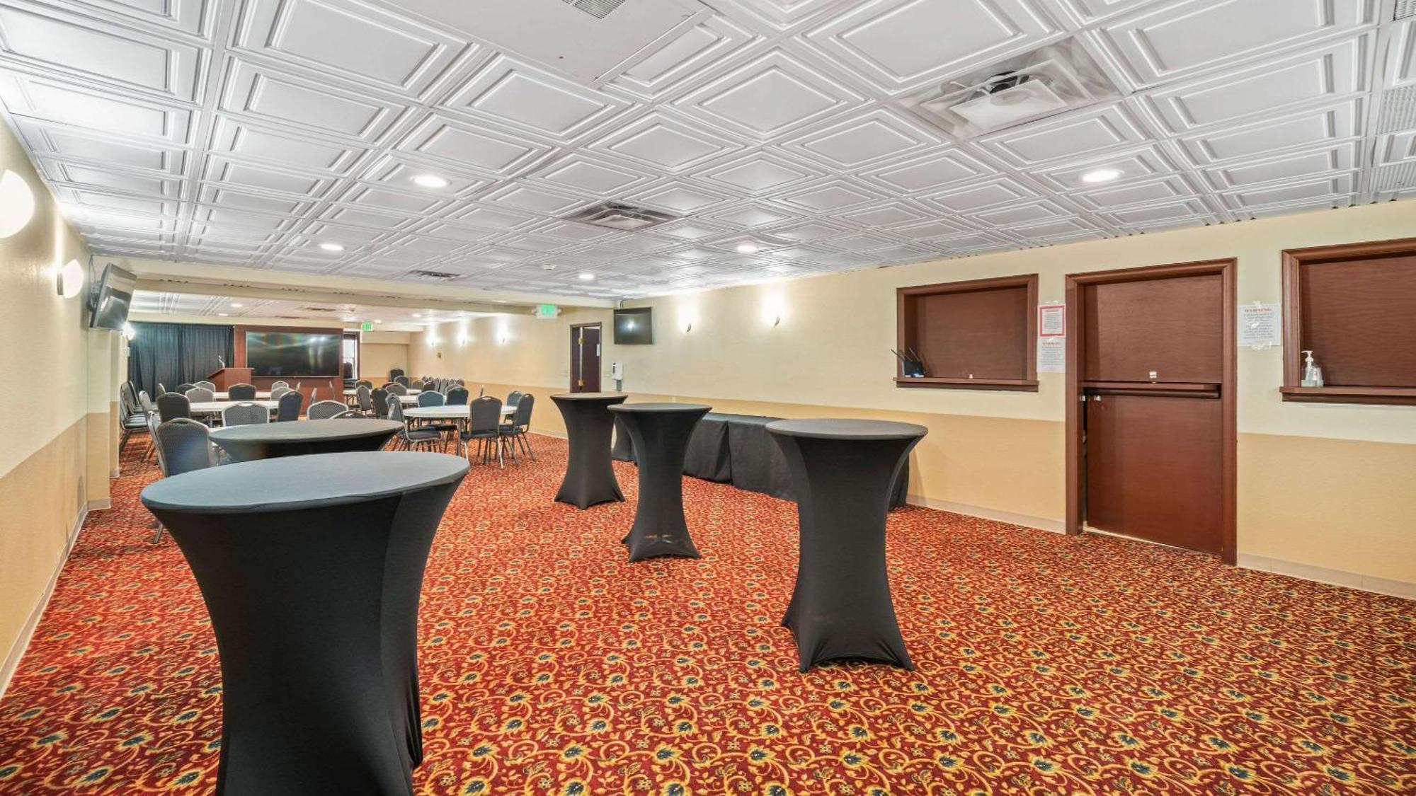 Clarion Hotel & Suites Fairbanks Near Ft Wainwright Bagian luar foto