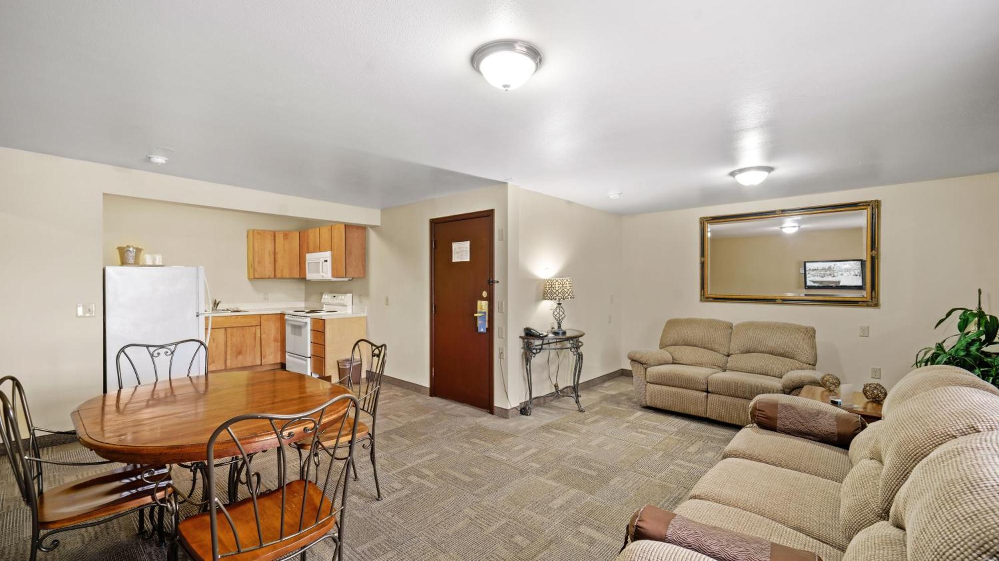 Clarion Hotel & Suites Fairbanks Near Ft Wainwright Bagian luar foto