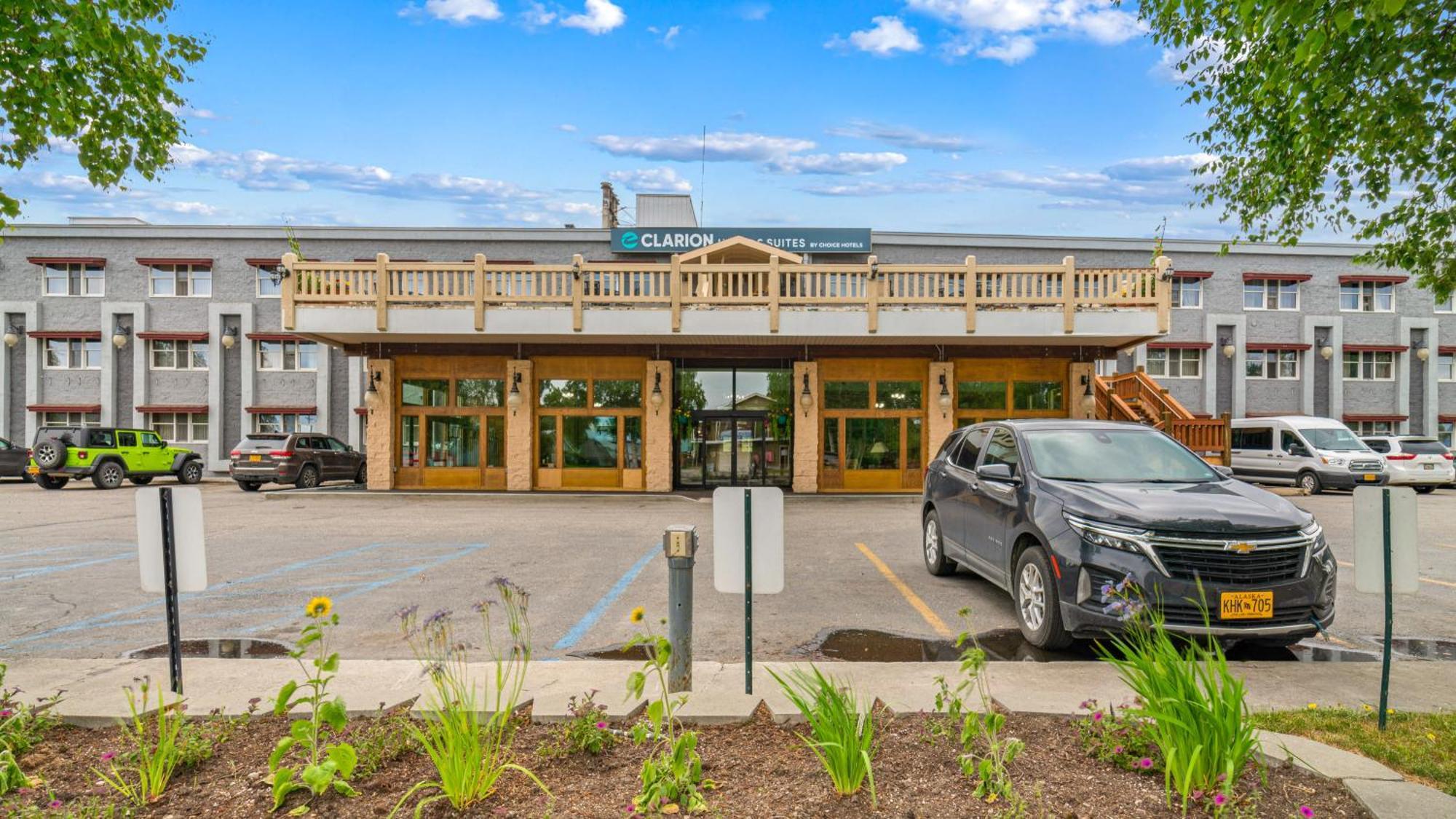 Clarion Hotel & Suites Fairbanks Near Ft Wainwright Bagian luar foto